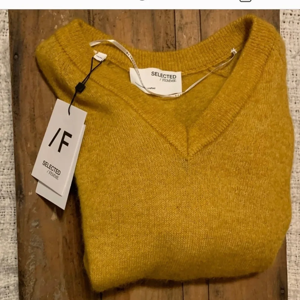 Beautiful Selected femme sweater in yellow mustard color - Picture 1 of 9